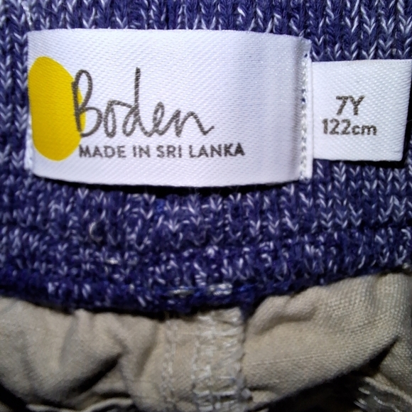 Boden youth flat front shorts in a size 7. Pre-loved in excellent condition. - Picture 3 of 7